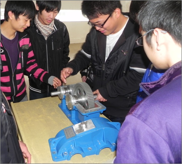 課程設(shè)計(jì)中的同學(xué)們