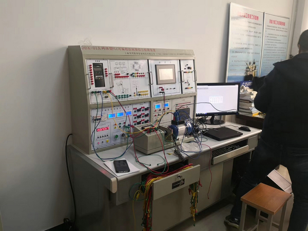 PLC實(shí)訓(xùn)臺(tái)