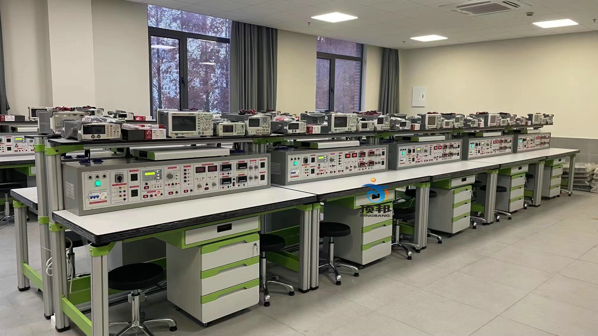 電工電子技術(shù)綜合應(yīng)用創(chuàng)新實(shí)訓(xùn)考核裝置