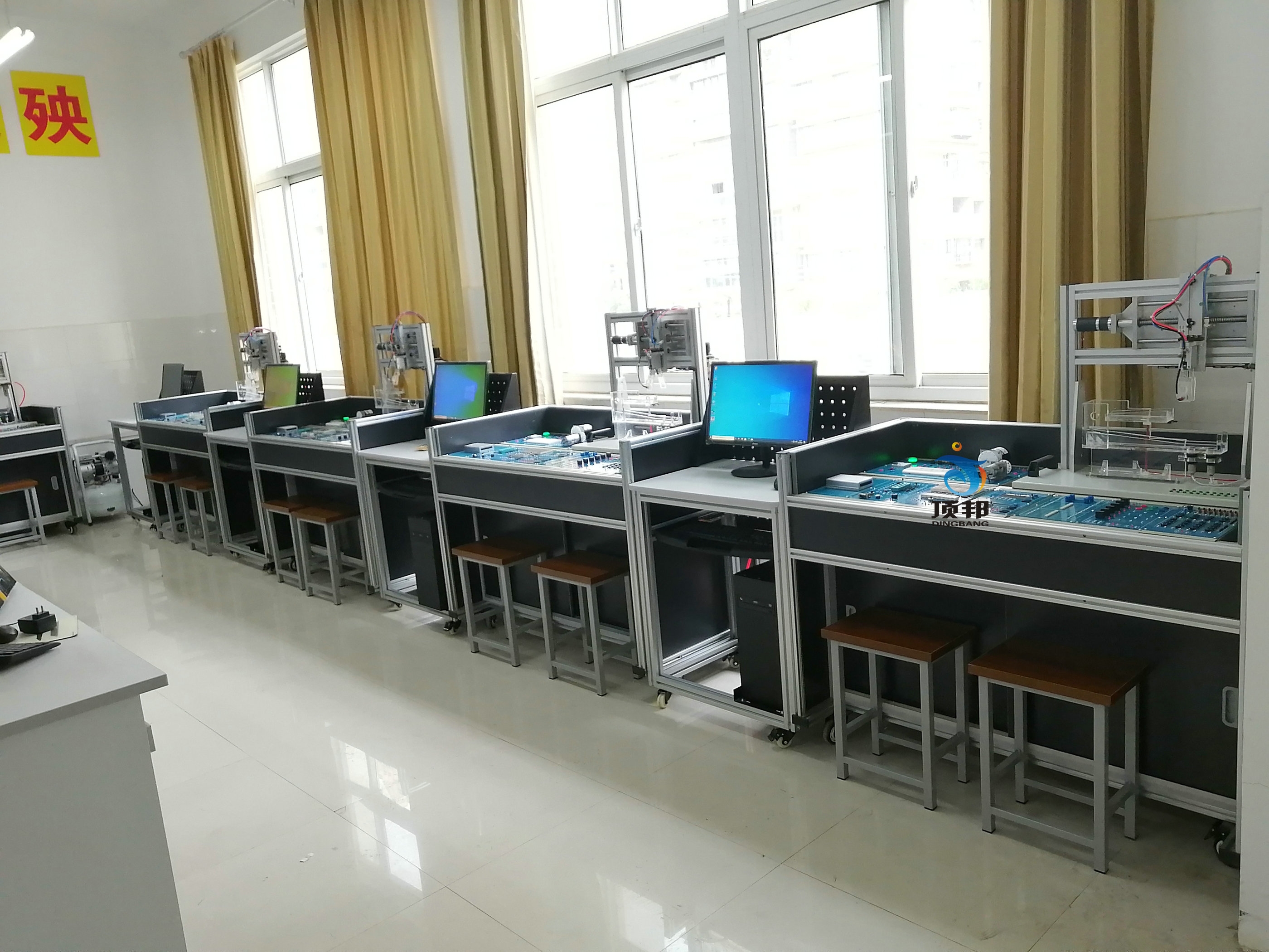 單片機(jī)技術(shù)應(yīng)用實訓(xùn)考核裝置