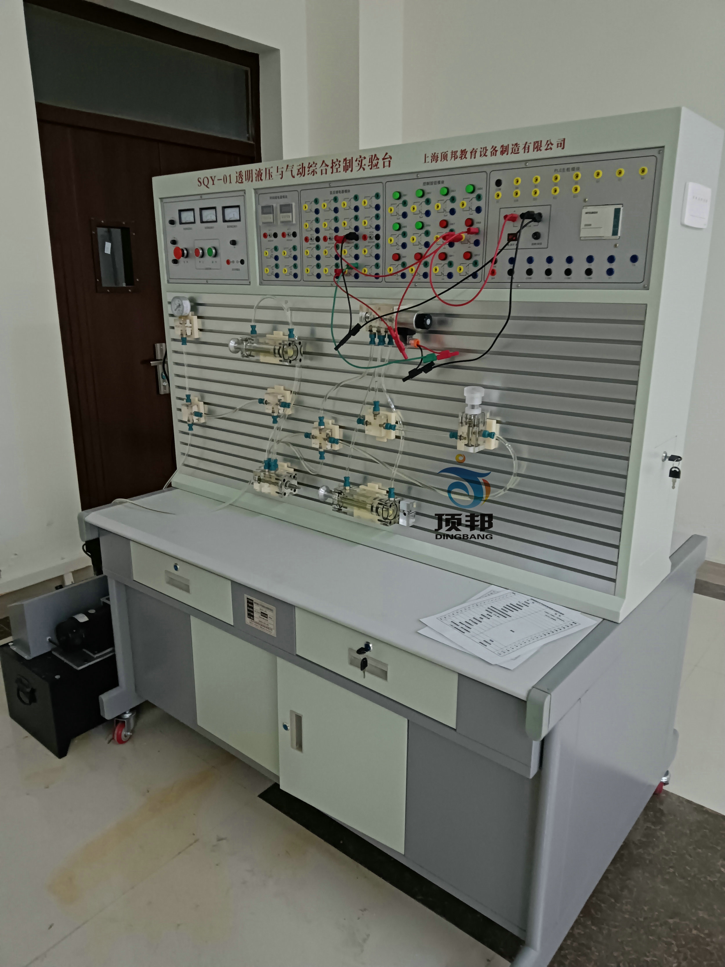 透明液壓與氣動PLC控制綜合實(shí)訓(xùn)裝置