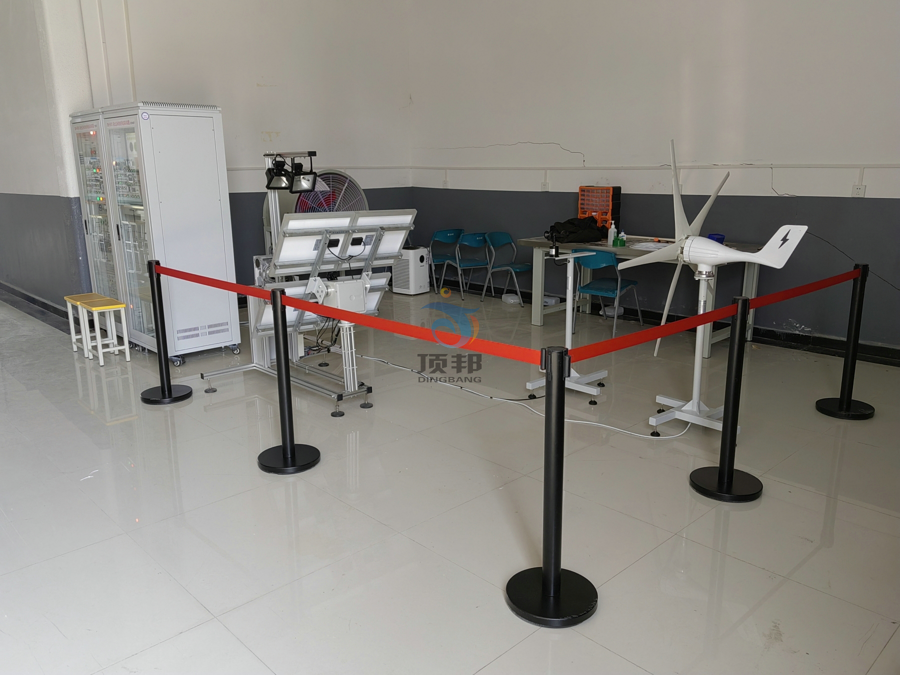 風(fēng)光互補(bǔ)發(fā)電系統(tǒng)實訓(xùn)裝置