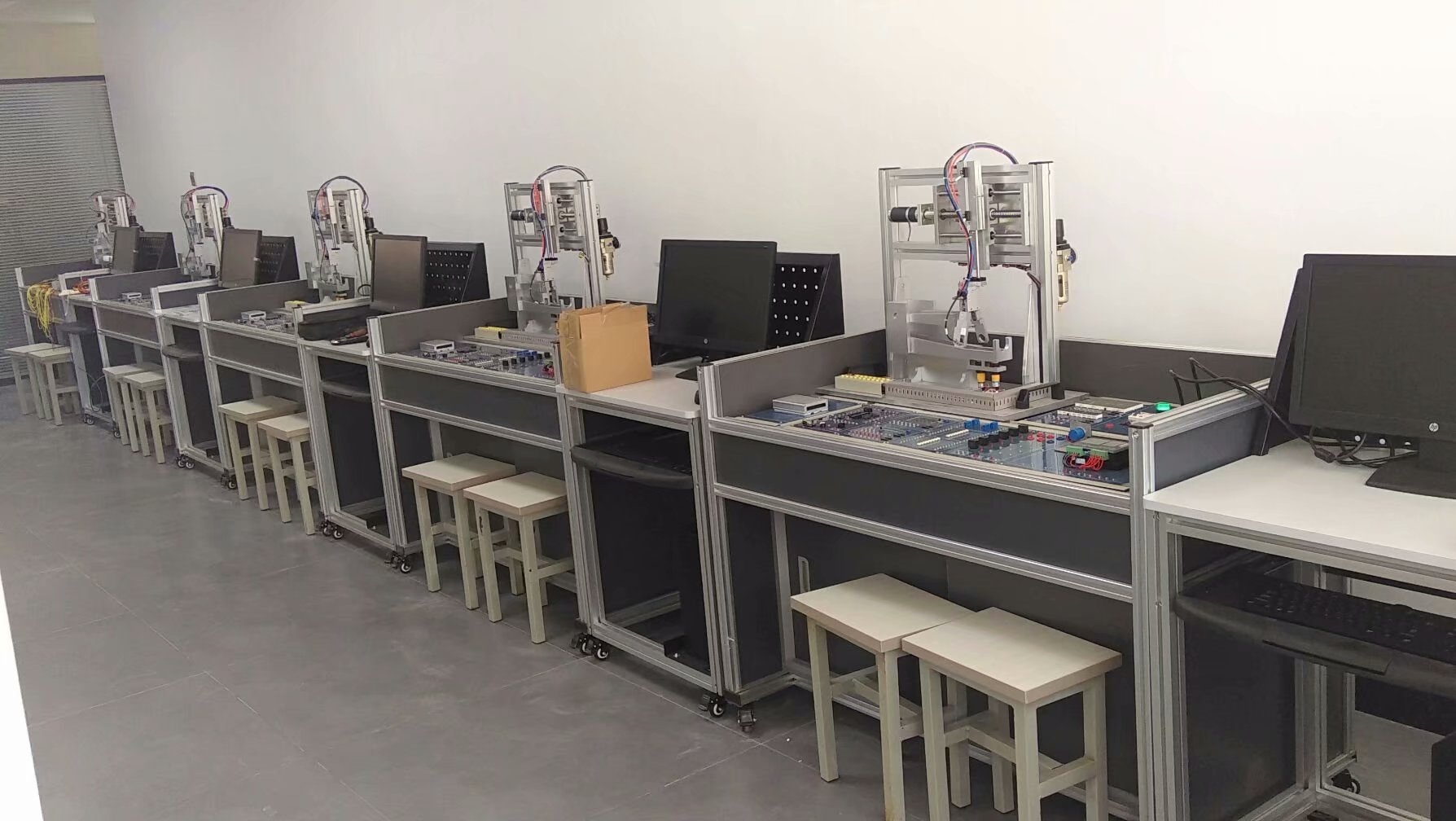 單片機(jī)技術(shù)應(yīng)用實訓(xùn)考核裝置