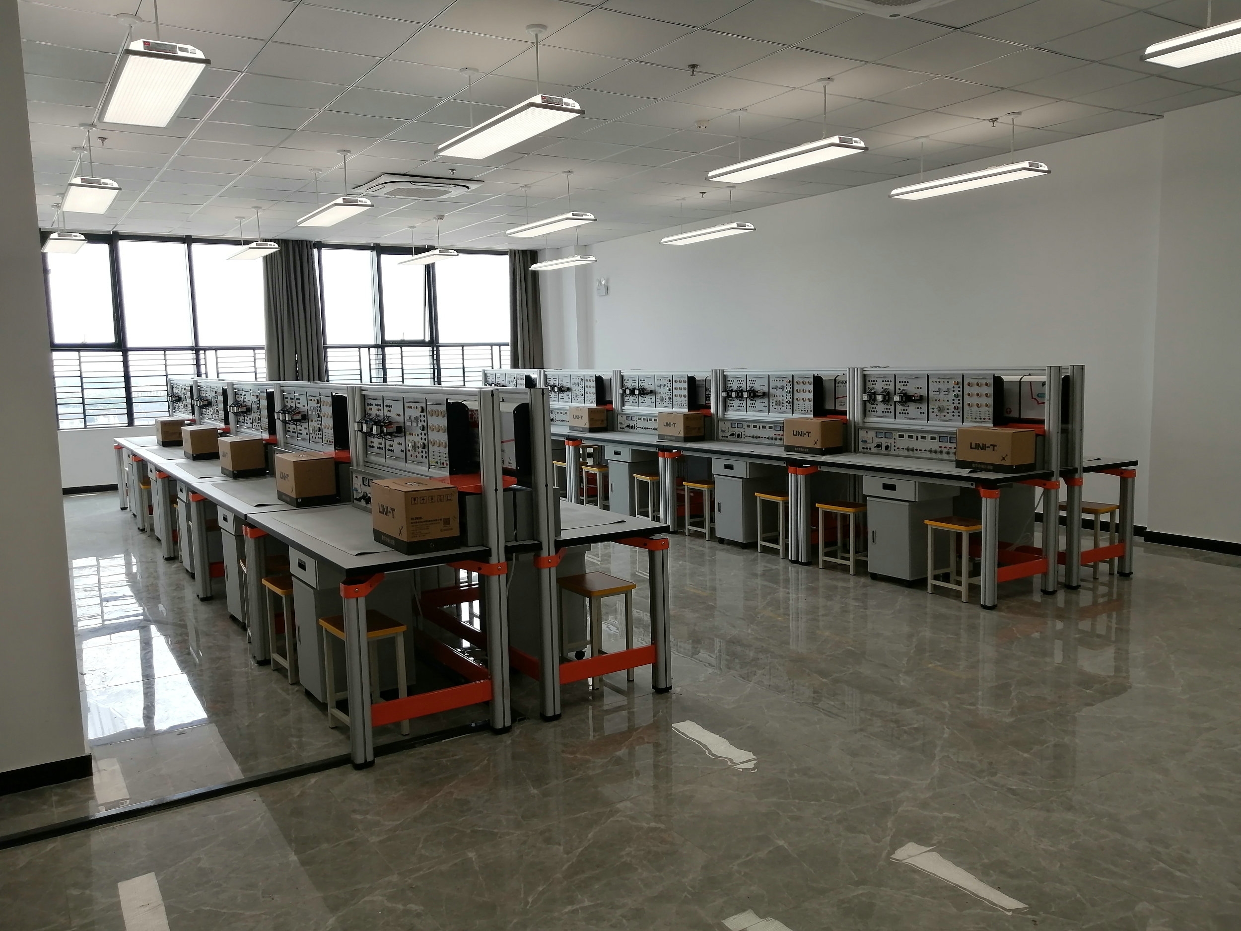 通用電工電子電拖(帶直流電機(jī))實(shí)驗(yàn)臺(tái)