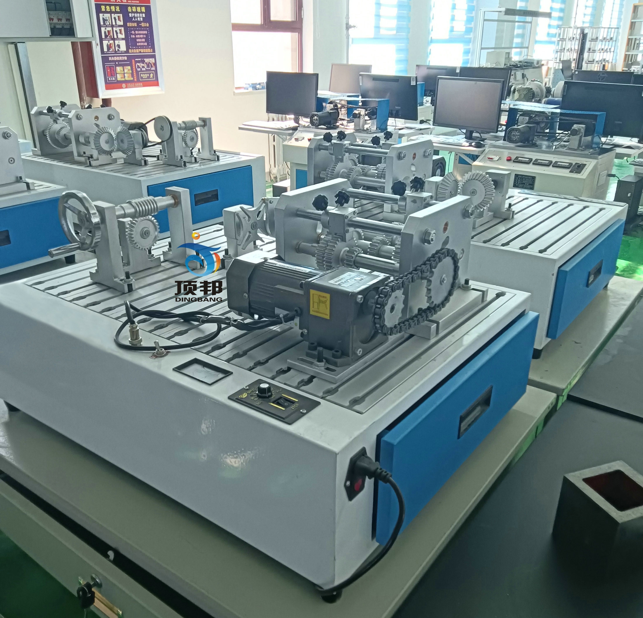 便攜式機(jī)械系統(tǒng)傳動(dòng)創(chuàng)新組合設(shè)計(jì)實(shí)驗(yàn)臺(tái)