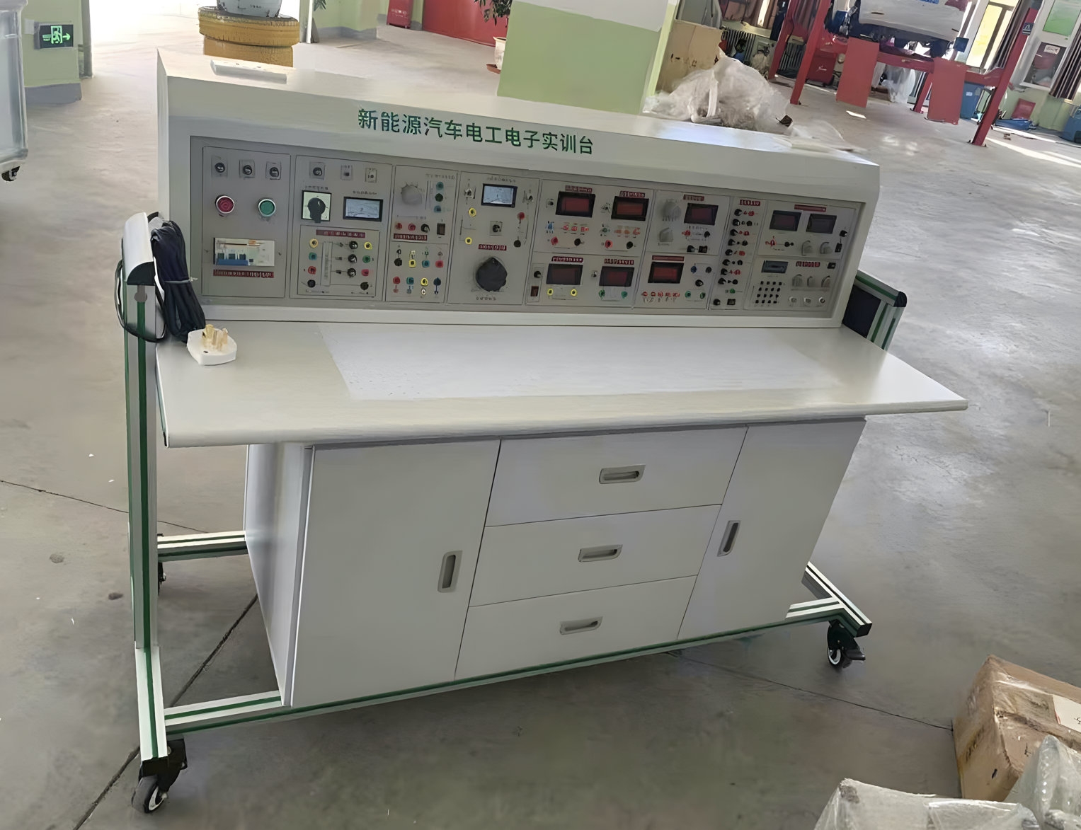 新能源汽車電工電子實(shí)訓(xùn)臺(tái)