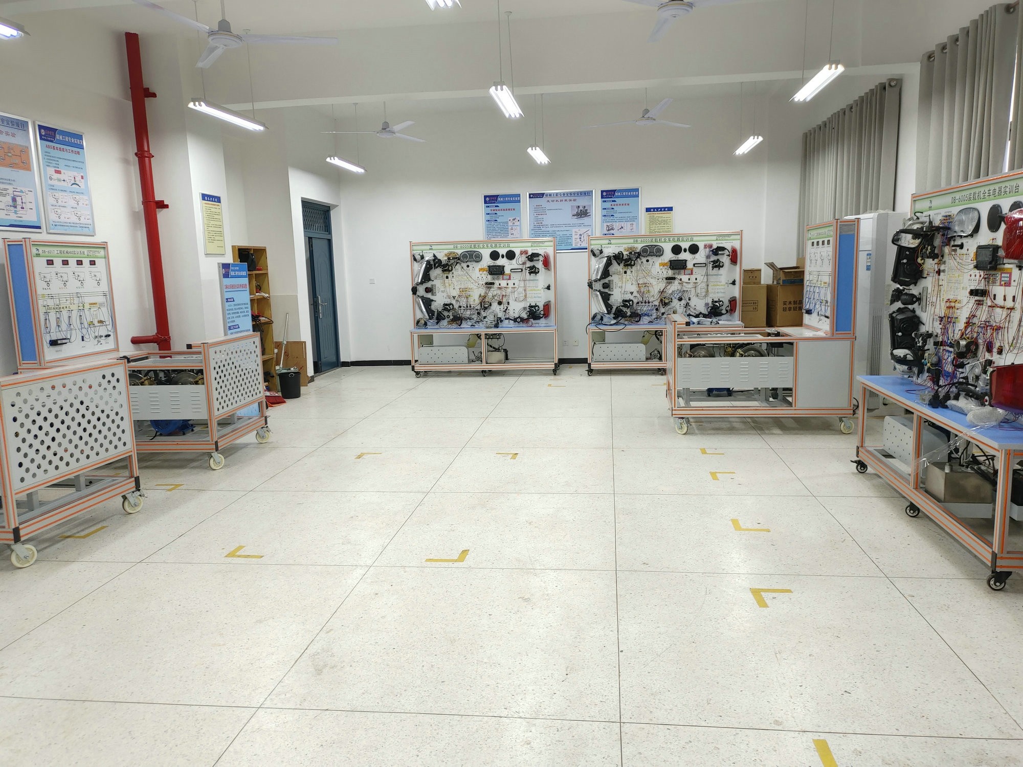 裝載機(jī)全車電器實(shí)訓(xùn)臺(tái)