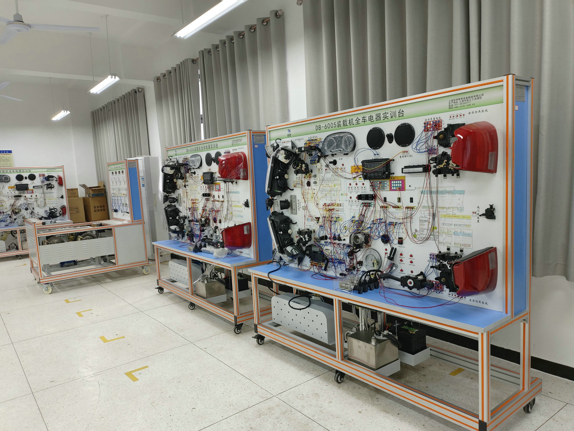 裝載機(jī)全車電器實(shí)訓(xùn)臺(tái)