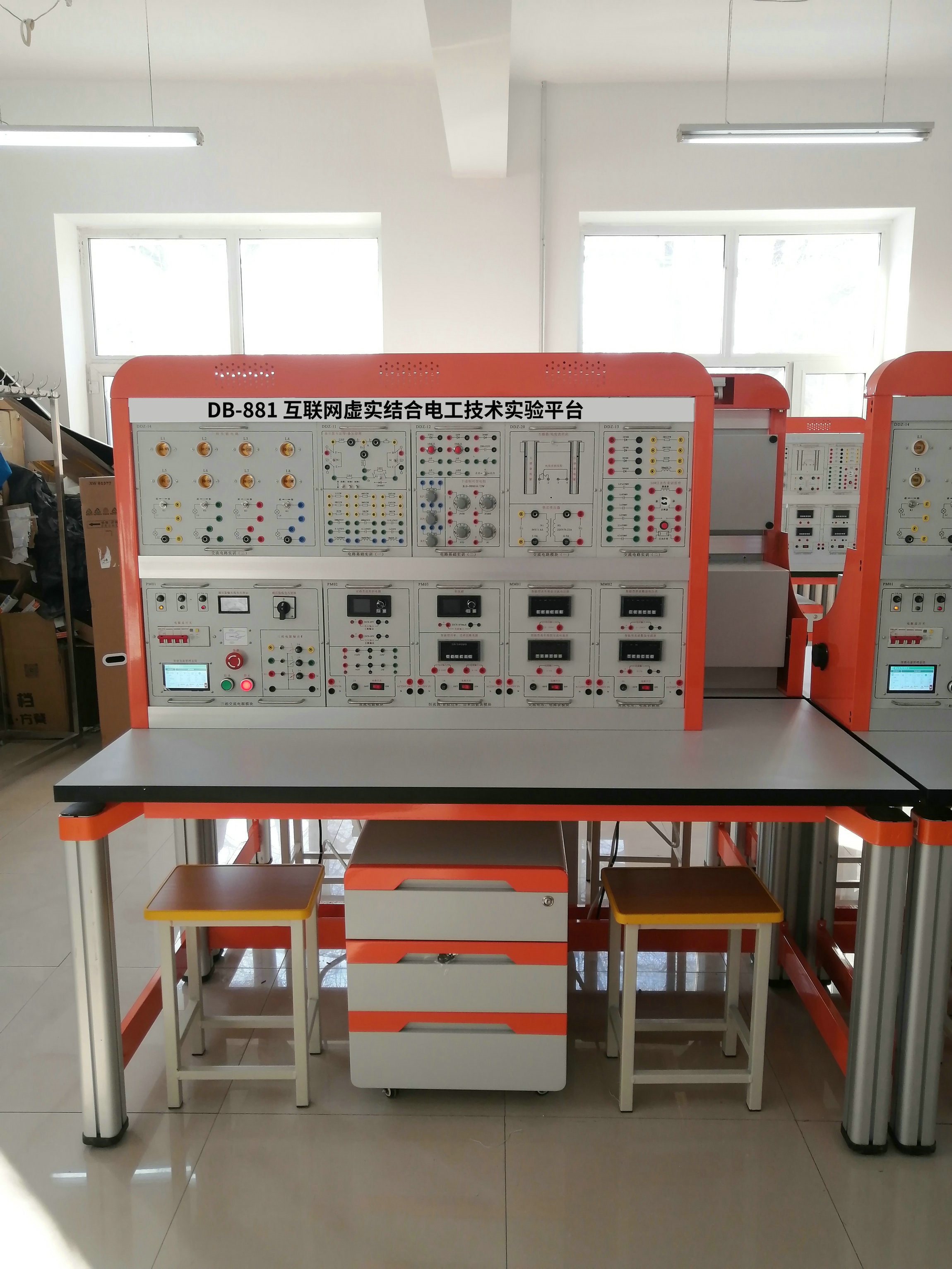 互聯(lián)網(wǎng)虛實(shí)結(jié)合電工技術(shù)實(shí)驗(yàn)平臺(tái)
