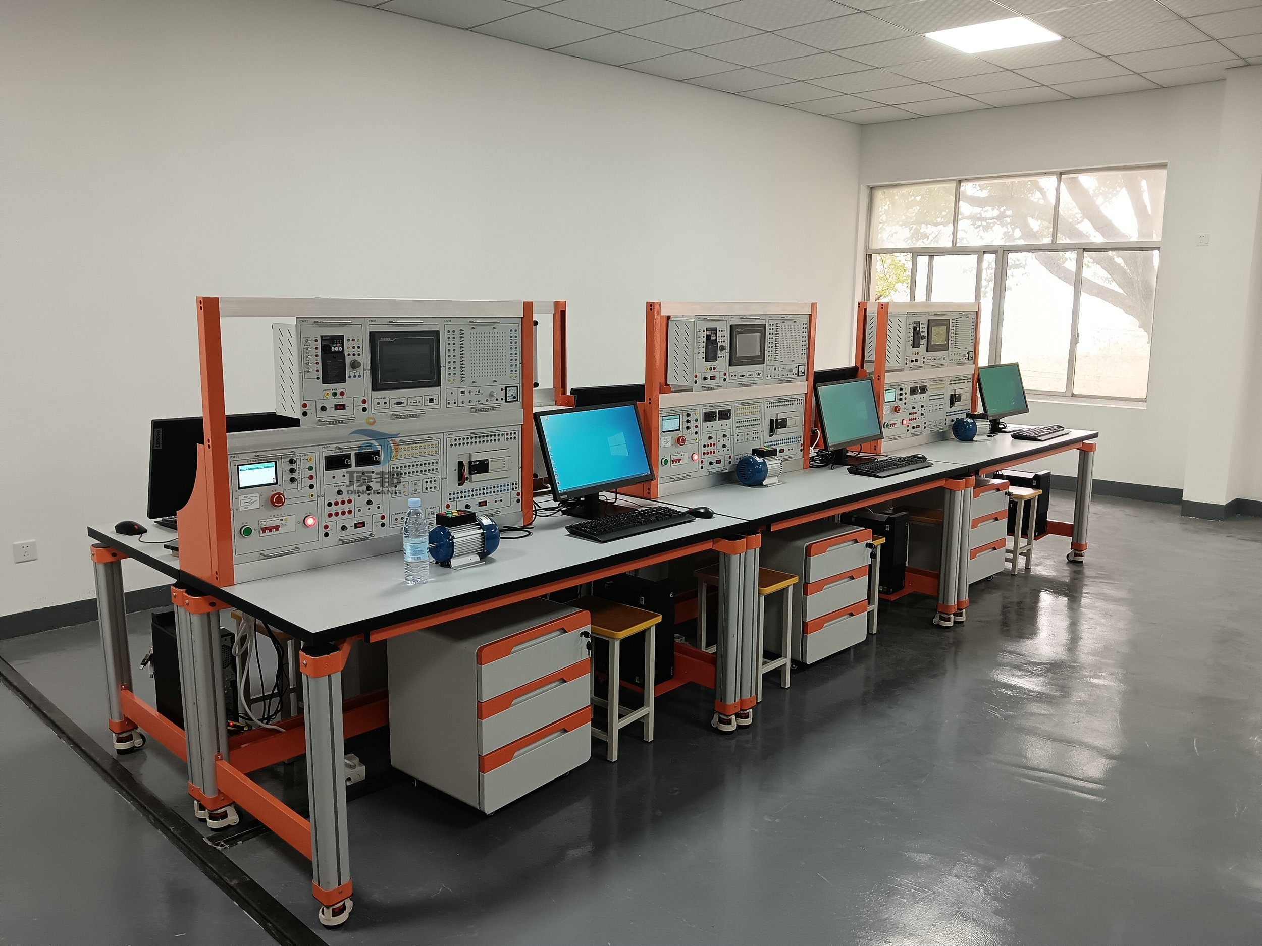 PLC及電氣控制綜合實(shí)訓(xùn)臺