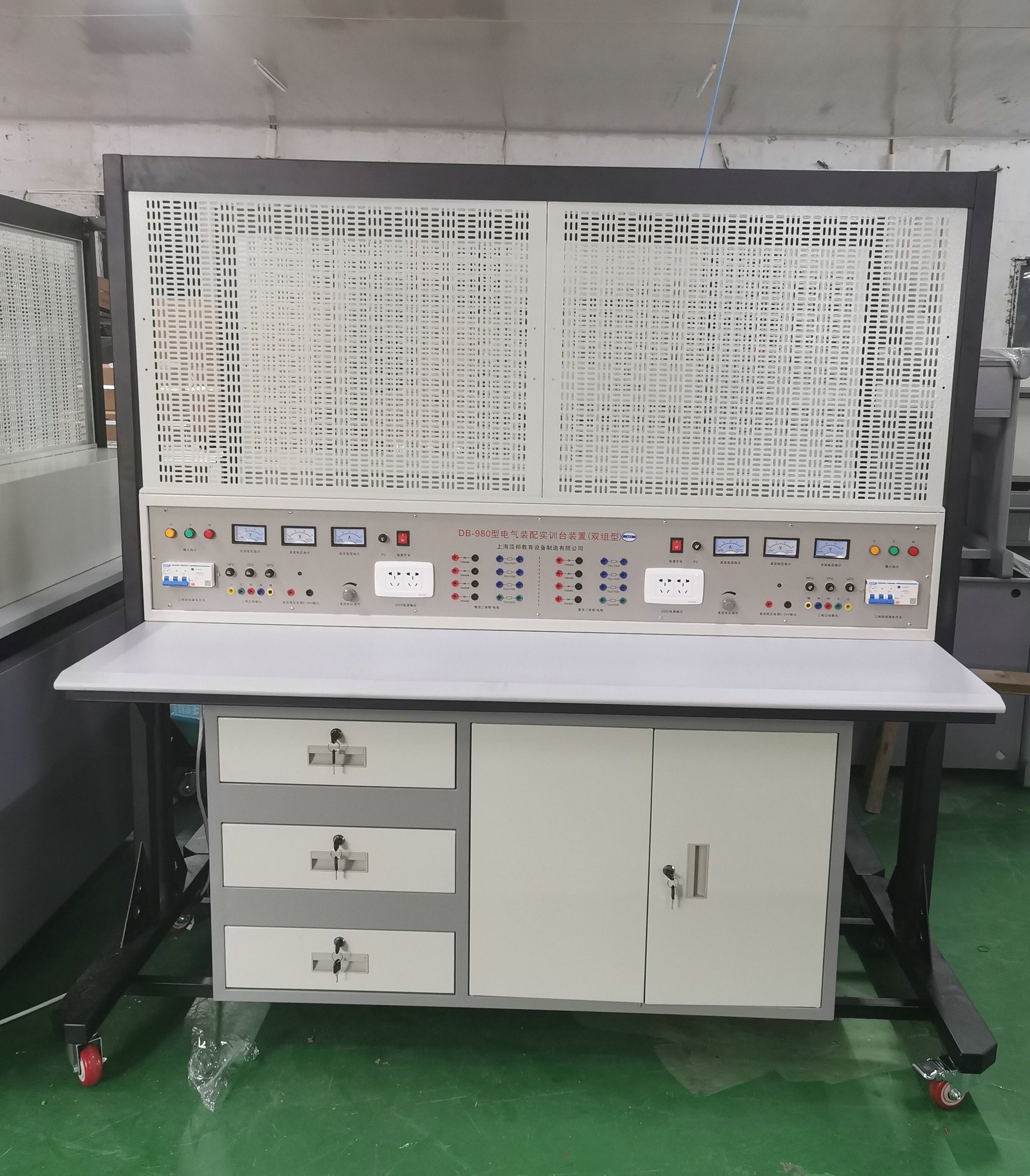 電氣裝配實(shí)訓(xùn)臺(tái)