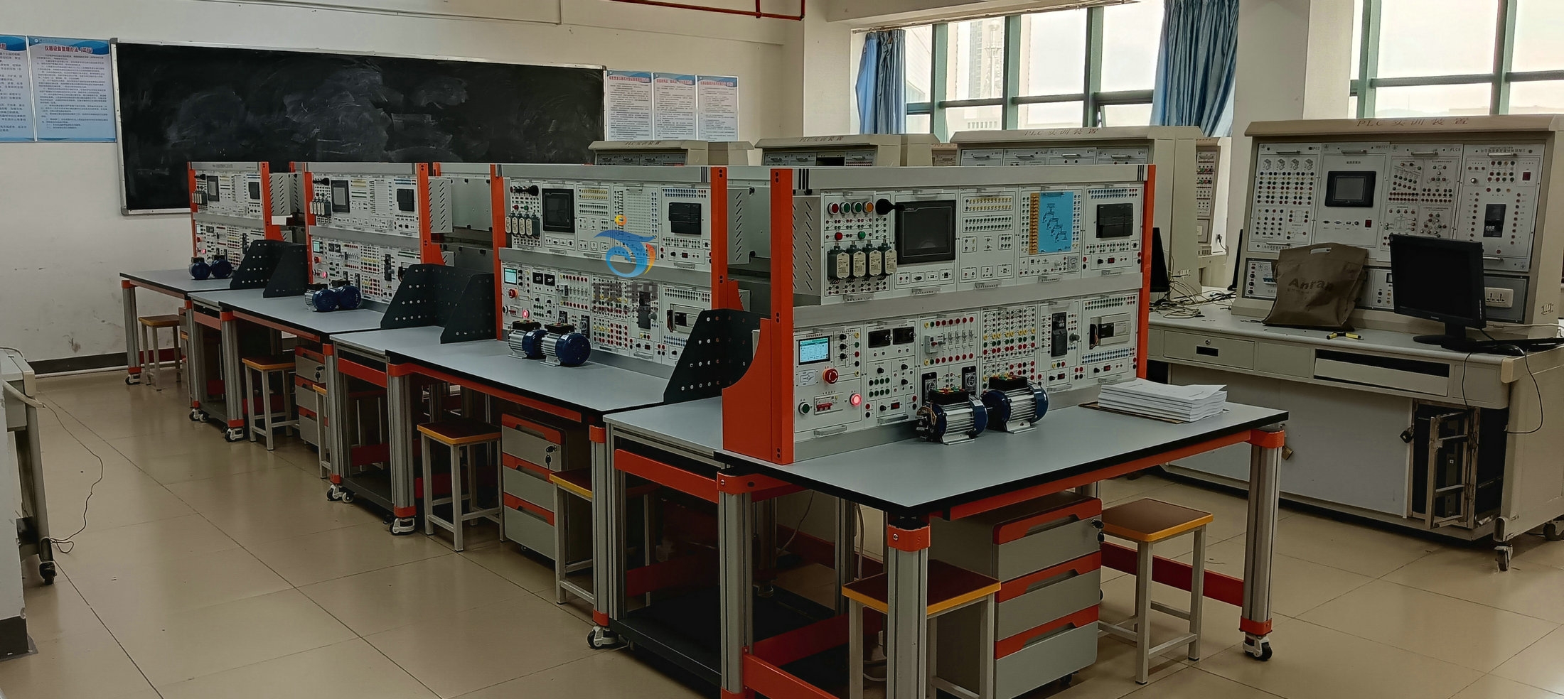 智能型高級(jí)維修電工實(shí)訓(xùn)裝置