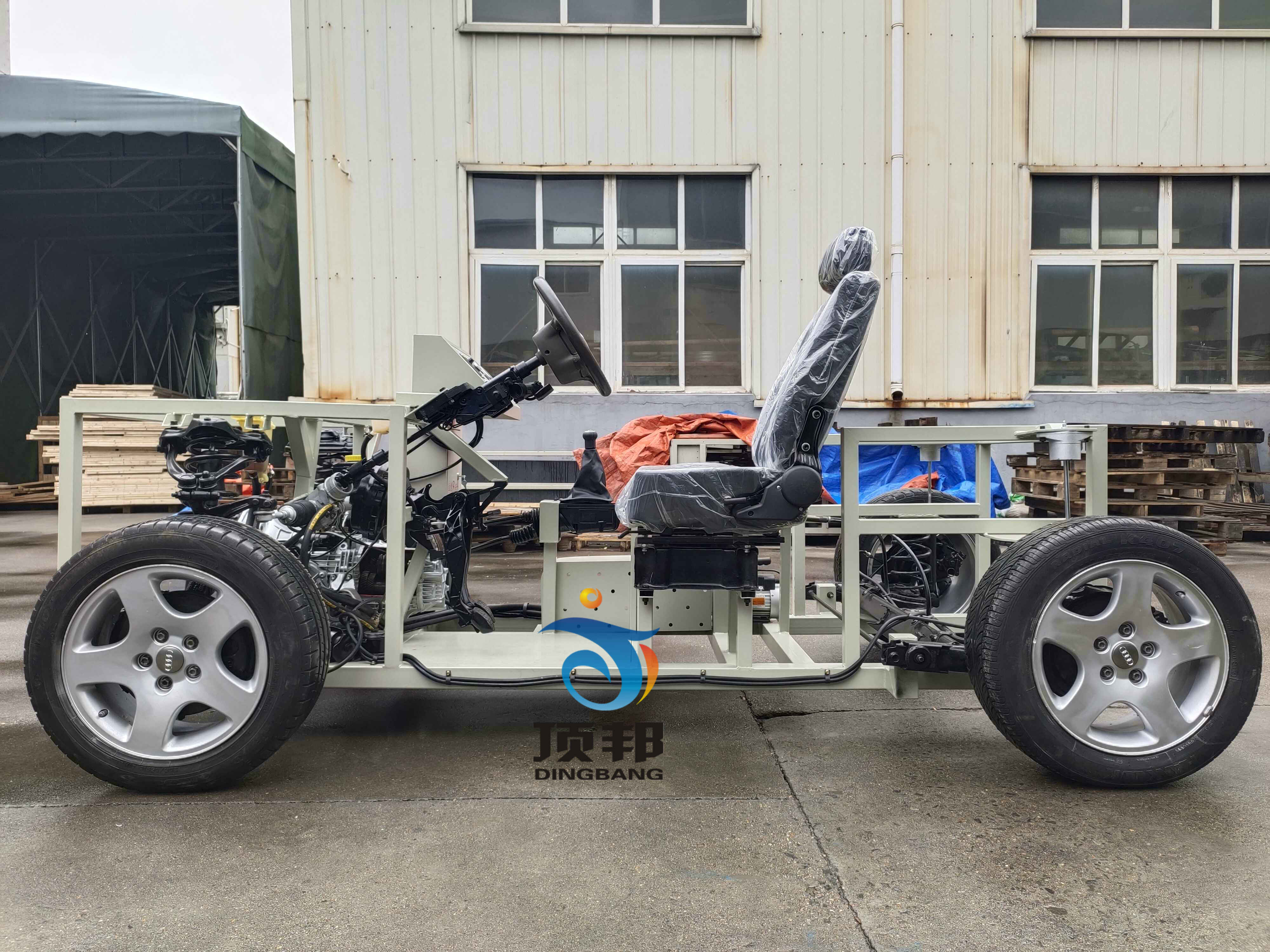 奧迪A6汽車綜合底盤實(shí)訓(xùn)臺(tái)