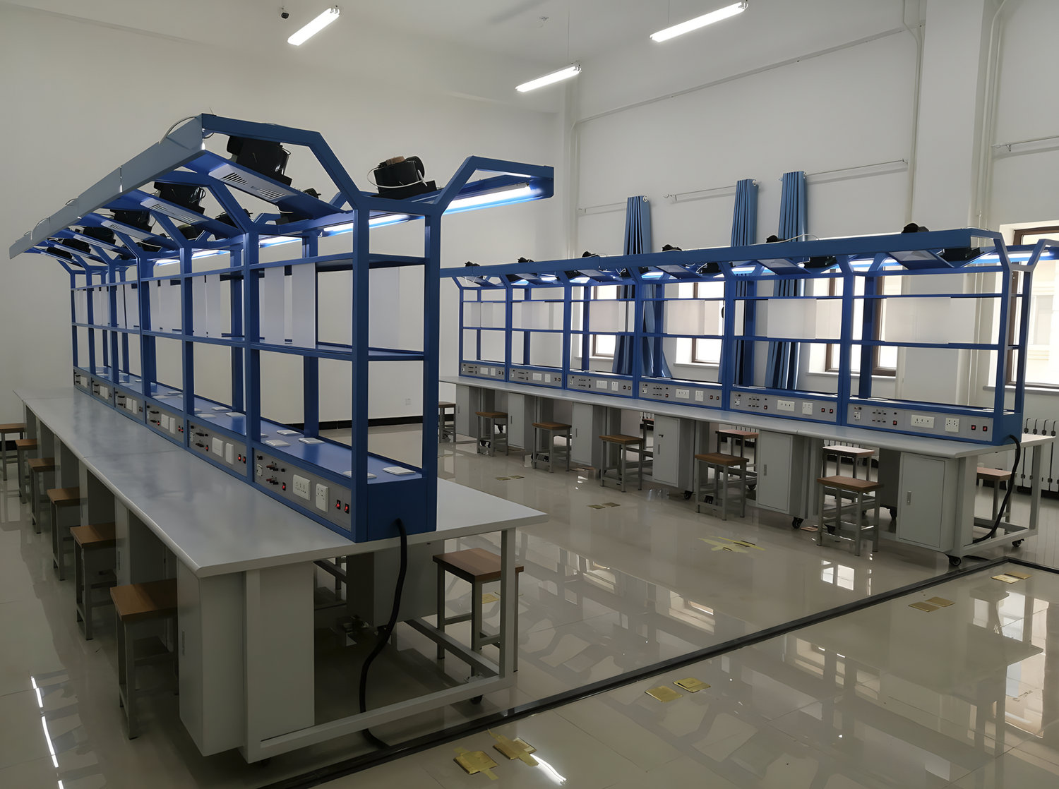 電子焊接裝配實(shí)訓(xùn)臺(圖1) 電子焊接裝配實(shí)訓(xùn)臺(圖1)